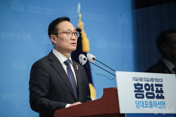 ▲ 홍영표 더불어민주당 의원이 14일 오전 국회 소통관에서 당대표 선거 출마를 선언했다. <정기훈 기자>
