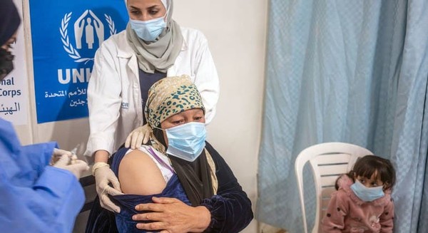 ▲ 요르단 피난민 캠프에서 시리아 피난민이 코백스가 제공한 코로나19 백신을 맞고 있다. <un.org>