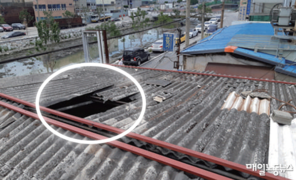 ▲ 노후된 슬레이트가 파손된 지붕 <안전보건공단>