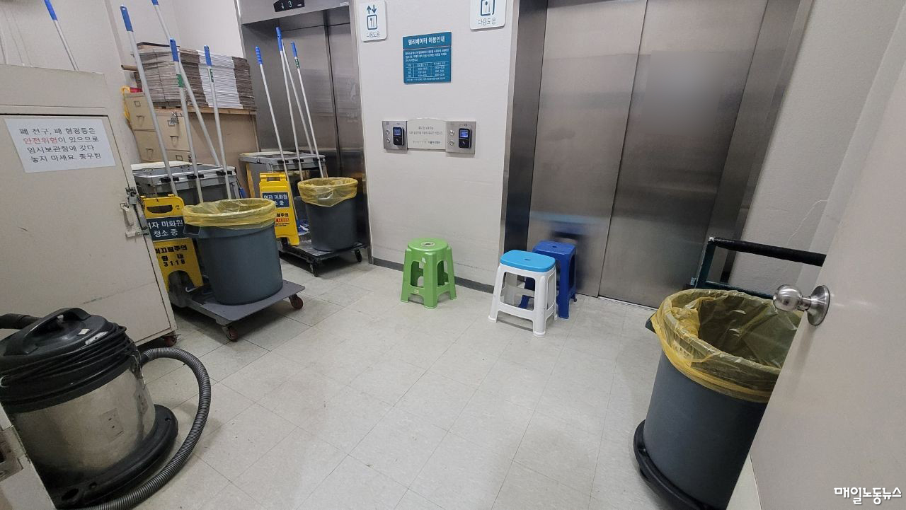 병원 청소노동자 휴게공간. 직원용 엘리베이터 앞에 의자를 두고 쉰다. <보건의료노조>