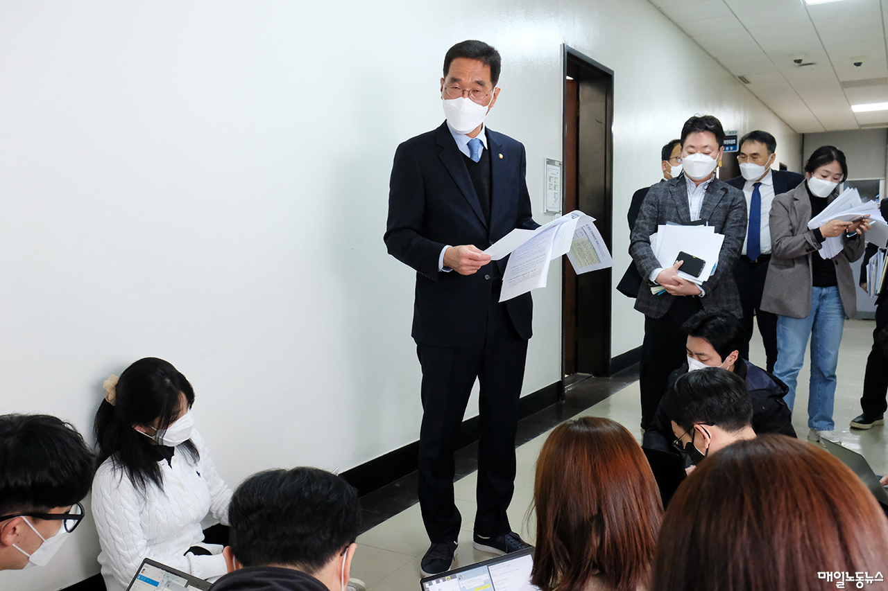 ▲ 김주영 더불어민주당 의원이 4일 오후 국회 기획재정위원회 법안소위를 통과한 노동이사제 관련 설명을 기자들에게 하고 있다. <정기훈 기자>