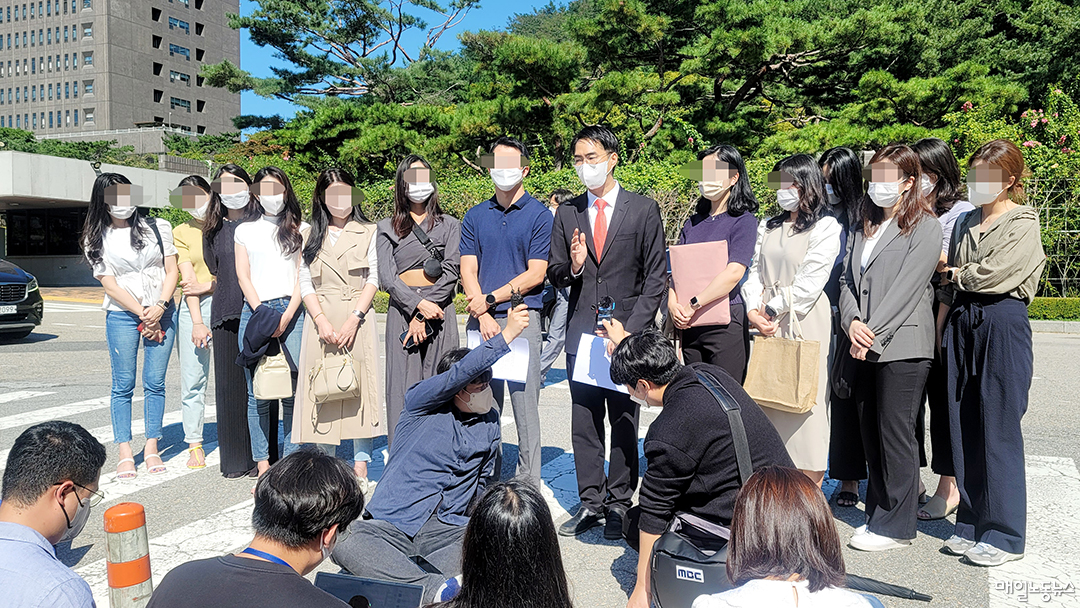 ▲ 2020년 3월 코로나19로 인한 경영 악화를 이유로 해고된 중국 동방항공 한국인 승무원들과 이들을 대리한 최종연 변호사(법률사무소 일과사람)가 지난 8일 1심 선고 직후 서울중앙지법 앞에서 기자회견을 하고 있다. <홍준표 기자>