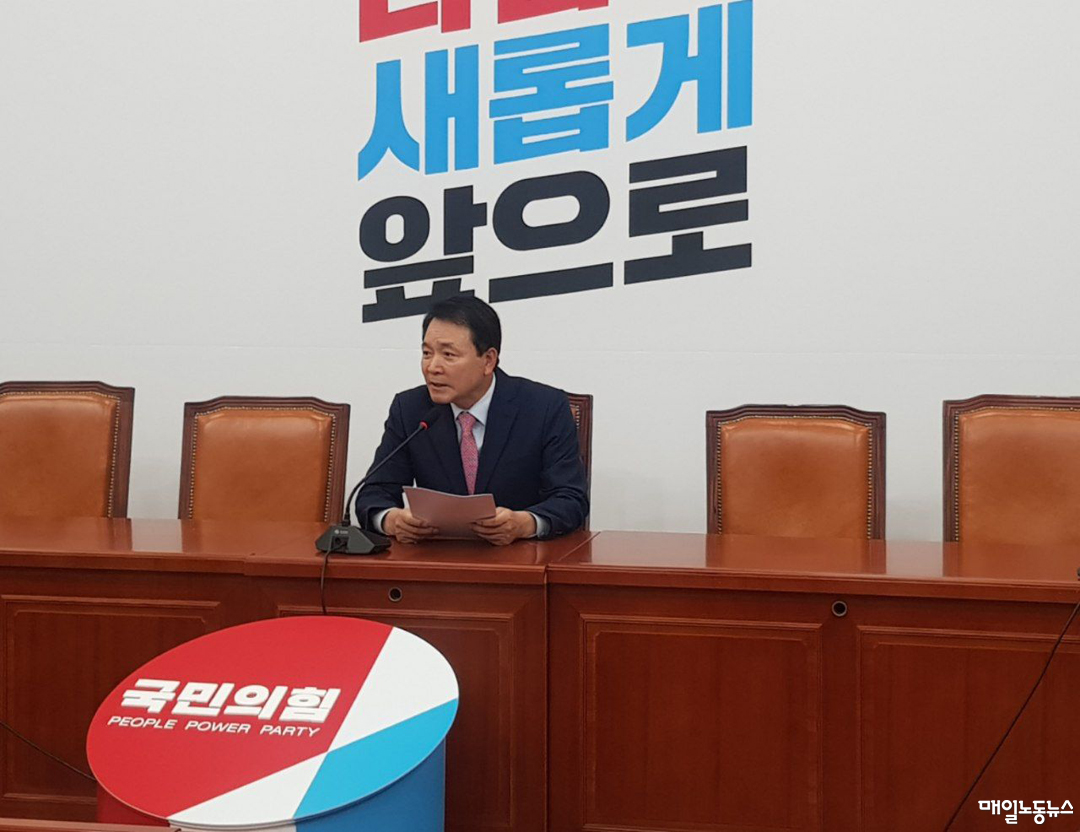 ▲ 성일종 국민의힘 정책위의장이 25일 오후 국회 본관에서 기자회견을 열고 정기국회 10대 입법을 발표하며 노란봉투법은 민생과 관련이 없는 법안이라고 주장했다. <임세웅 기자>