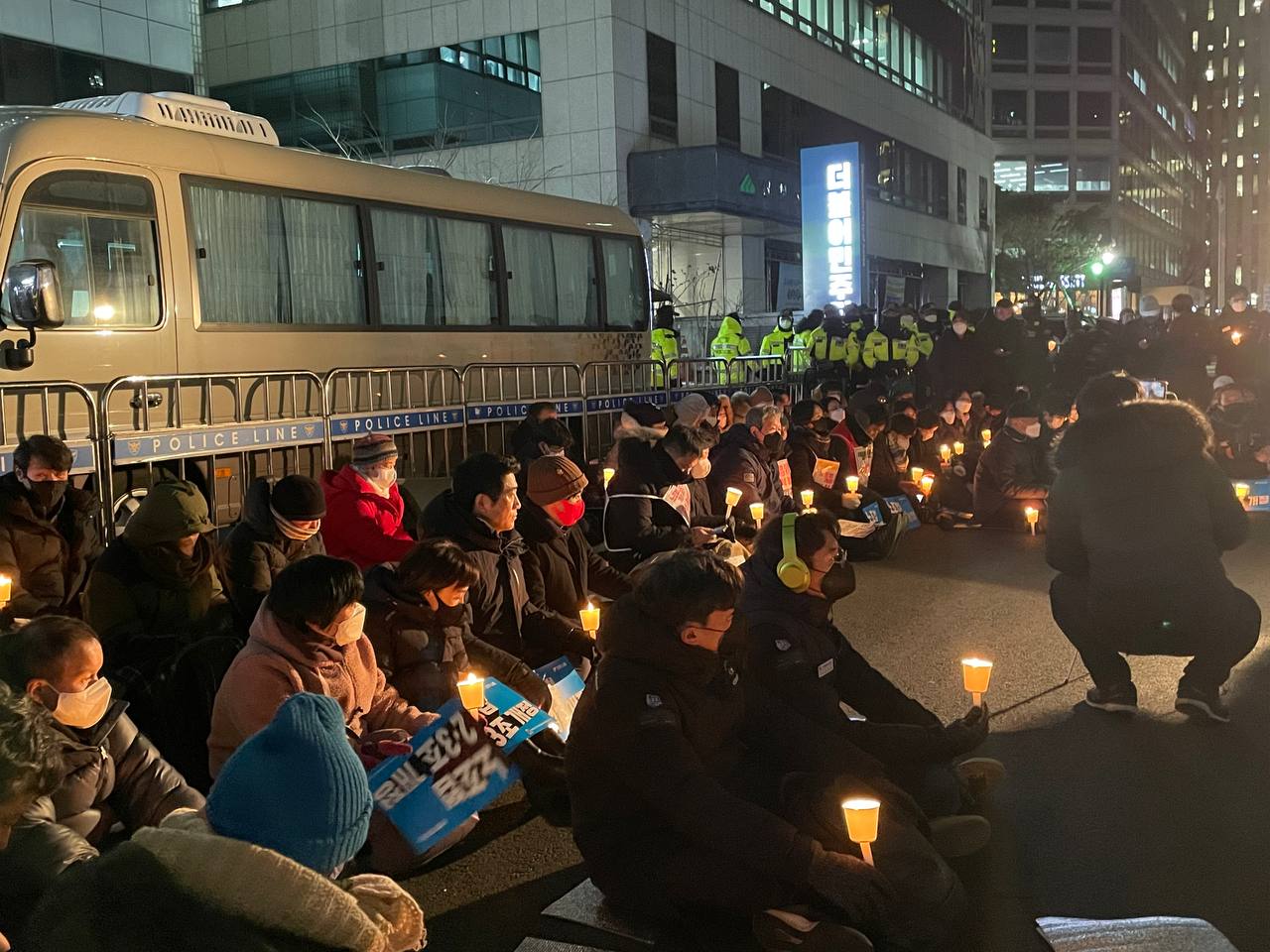 ▲ 민주노총 조합원들이 26일 노조법 개정안 처리를 요구하며 더불어민주당  당사 점거농성을 시작한 가운데, 민주노총이 이날 오후 민주당사 앞에서 촛불집회를 열고 있다. <남윤희 기자>