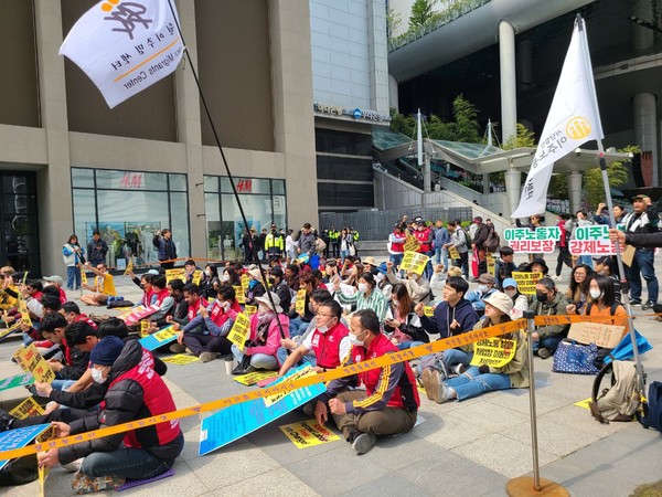 ▲이주노동단체가 30일 오후 서울 용산역 광장에서 메이데이 대회를 열고 있다. <어고은 기자>