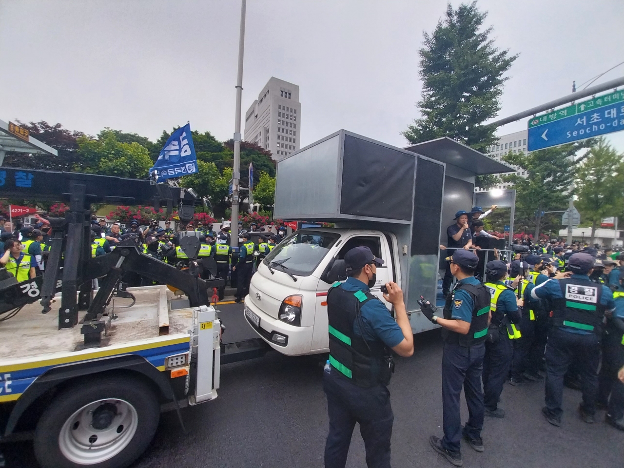 ▲ 경찰이 25일 오후 6시께 서울 서초구 대법원 앞에서 문화제를 진행하려던 금속노조의 방송차량을 탑승자가 있는 상태에서 강제로 연행하고 있다. <이재 기자>