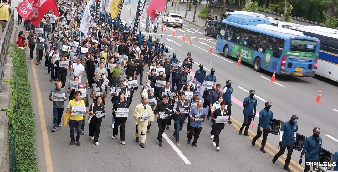 지난 17일 오후 서울대병원 장례식장 인근 도로를 행진하고 있는 노동자와 시민들의 모습. <이재 기자>