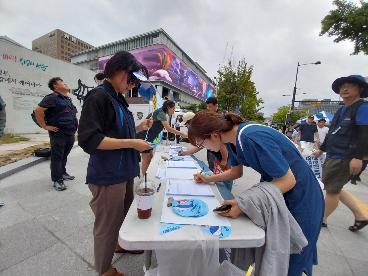 ▲ 한일 노동자대회에 참여한 시민이 일본 정부의 후쿠시마 원전 오염수 해양 방류 방침 철회 요구에 서명하고 있다. <이재 기자>