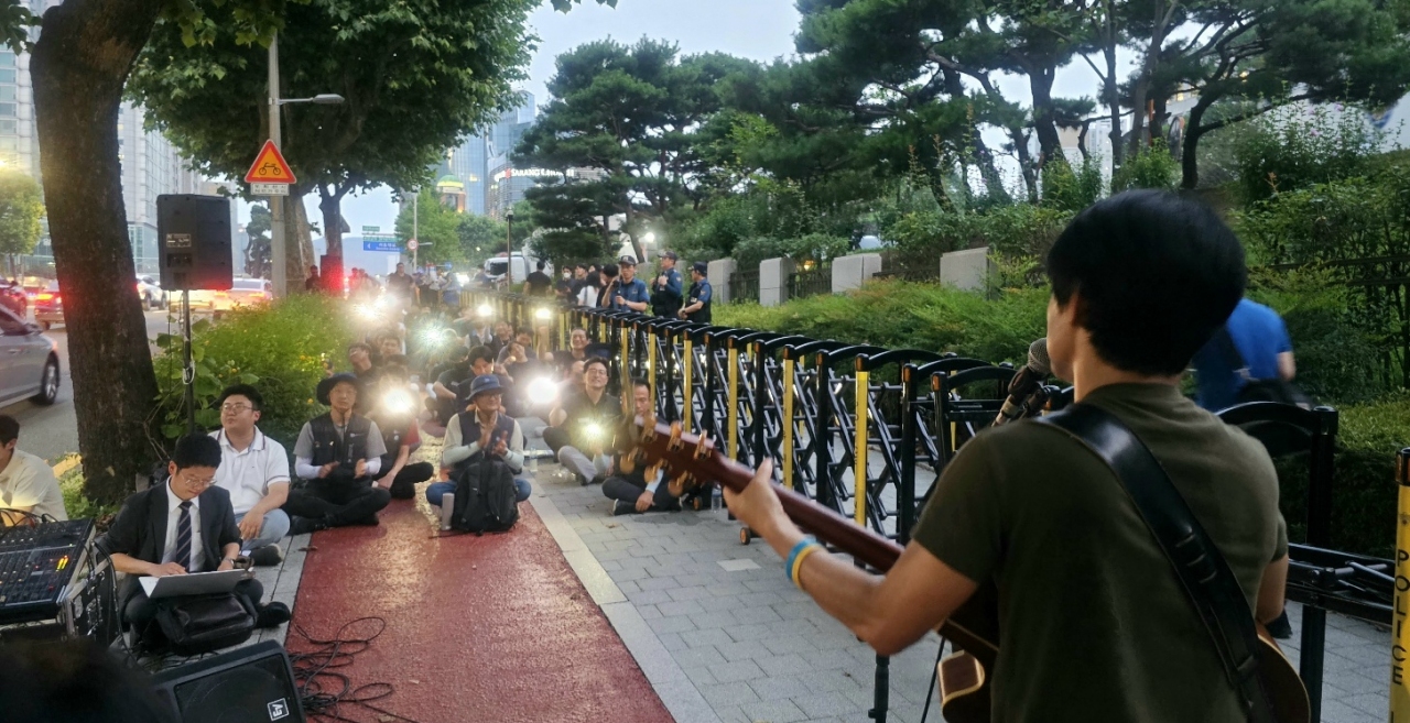 금속노조 조합원 50여명이 21일 오후 서울 서초구 서초동 대법원 앞에서 문화제를 열고 공연을 보고 있다. <홍준표 기자>
