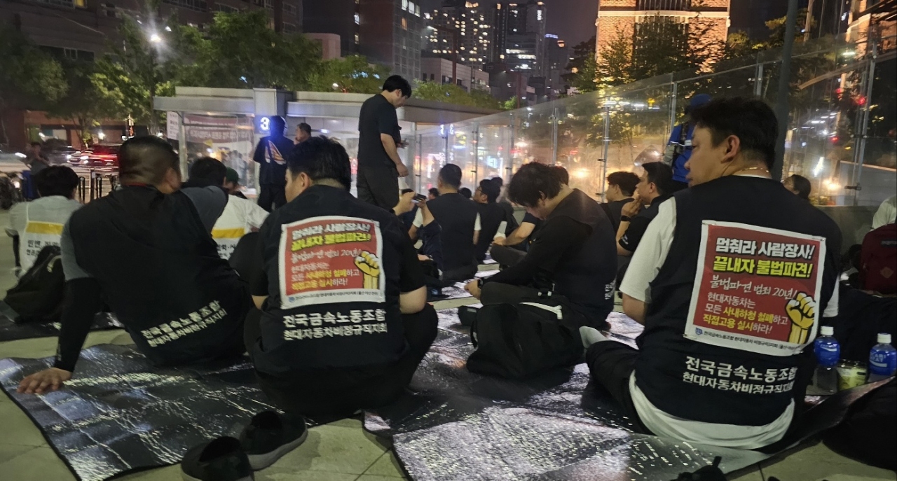 금속노조 조합원들이 21일 오후 경찰의 강제해산으로 서초역 인근 공터에 앉아 있다. <홍준표 기자>