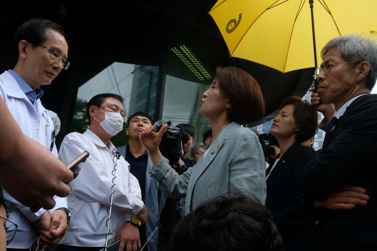 ▲이은주 정의당 의원(오른쪽)과 이강섭 샤니 대표이사(가장 왼쪽)가 11일 오전 경기 성남의 샤니 제빵공장 현장방문을 두고 대치하고 있다. <정기훈 기자>