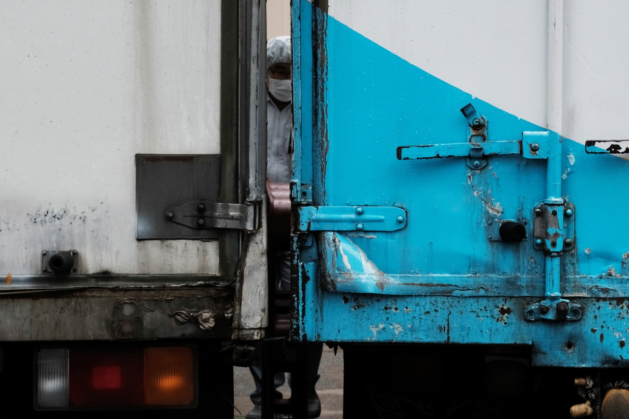 ▲샤니 직원이 11일 오전 성남 제빵공장에 주차된 물류트럭 사이에 외부인 출입을 막기 위해 팰릿을 세우고 있다. <정기훈 기자>