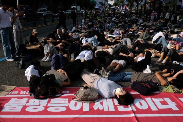 ▲ "이러다 다 죽어" 멈춰 누운 사람들. 923기후정의행진 참가자들이 용산 대통령실 방향으로 행진하던 중 바닥에 누워 죽음을 표현하는 다이인(die in) 상징의식을 하고 있다.  <정기훈 기자>