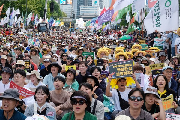 ▲  923기후정의행진 참가자들이 23일 오후 서울 남대문로 일대에서 열린 본대회에서 구호를 외치고 있다. <정기훈 기자>