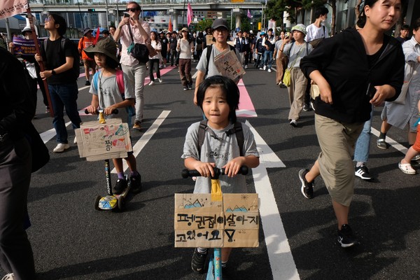 ▲ "펭귄집이 살아지고 있어요!" 923기후정의행진에 참여한 어린이가 킥보드를 타고 행진하고 있다.  정기훈 기자