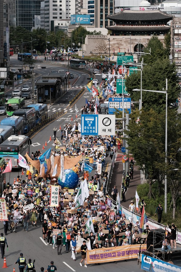 ▲ 923기후정의행진 참가자들이 본대회를 마친 뒤 용산 대통령실 방향으로 행진하고 있다.  <정기훈 기자>