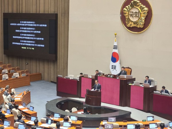 박주민 더불어민주당 의원이 9일 오후 열린 국회 본회의에서 의사일정 변경 동의의 건에 대해 제안설명을 하고 있다. <임세웅 기자>
