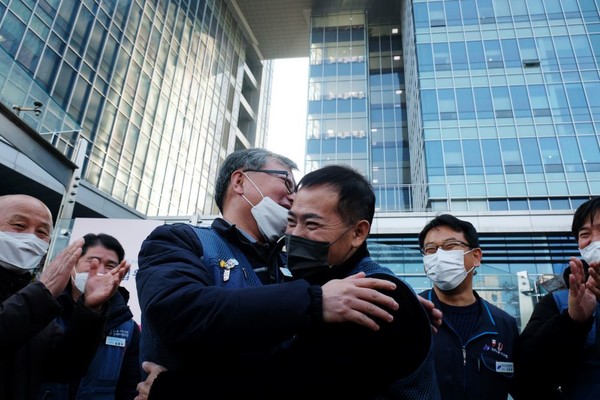 ▲ 택배노조 조합원들이 지난 1월 서울행정법원 앞에서 웃고 있다. 법원은 CJ대한통운이 택배노동자의 사용자가 맞다고 판결했다. 