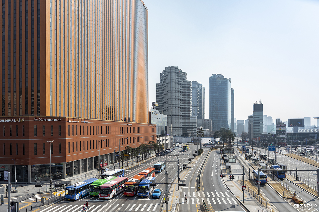 서울시 시내버스 회사의 소수노조가 노조사무실을 제공받지 못한 것은 공정대표의무 위반이라는 법원 판결이 나왔다. 시내버스들이 서울역 앞을 운행하는 모습. <자료사진 이미지투데이>