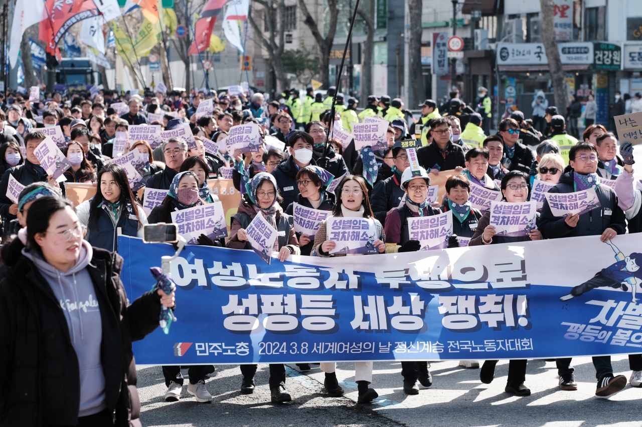 3·8 세계여성의 날인 8일 세계 여성의 날 정신계승 전국노동자대회에 참가한 민주노총 조합원들이 보신각에서 대학로까지 행진하고 있다.