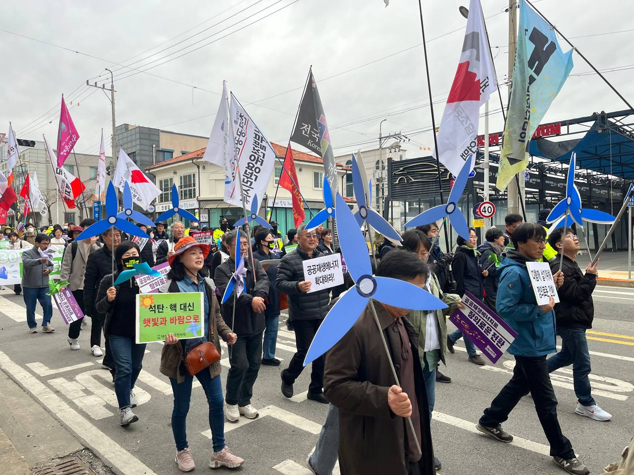30일 오후 3.30 충남노동자행진에 참가한 이들은 풍력발전소를 상징하는 바람개비를 들고 행진했다. <정소희 기자>