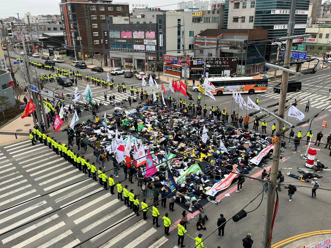 30일 오후 3.30 충남노동자행진에 참가한 이들은 태안버스터미널 사거리에서 정의롭지 못한 기후대책과 기후위기로 죽어가는 사람들을 표현한 상징의식을 벌였다. <정소희 기자>