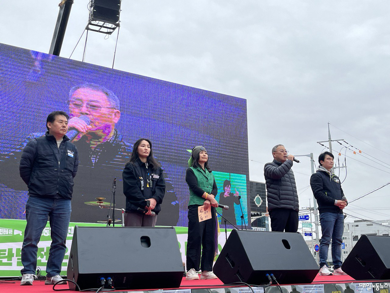 지난 30일 오후 태안군에서 열린 정의로운 전환을 위한 충남노동자행진 집회에서 발전노동자, 환경단체 회원, 제조업노동자 등 기후위기에 맞서는 다양한 이들이 발언하고 있다.<정소희 기자>