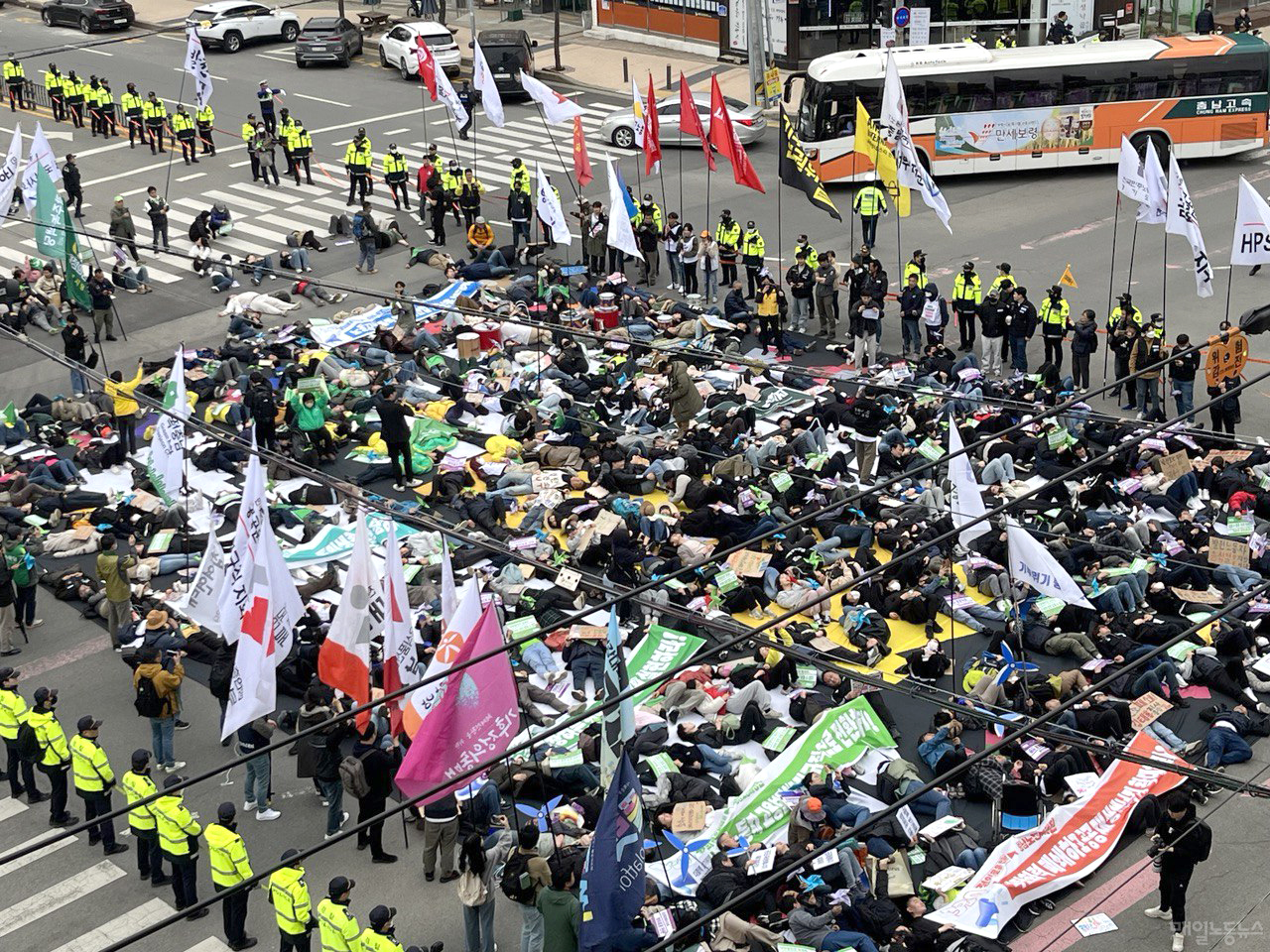 지난 30일 오후 태안군에서 열린 정의로운 전환을 위한 충남노동자행진에서 참가자들이 다이인(Die-in) 상징의식을 하고 있다. <정소희 기자>