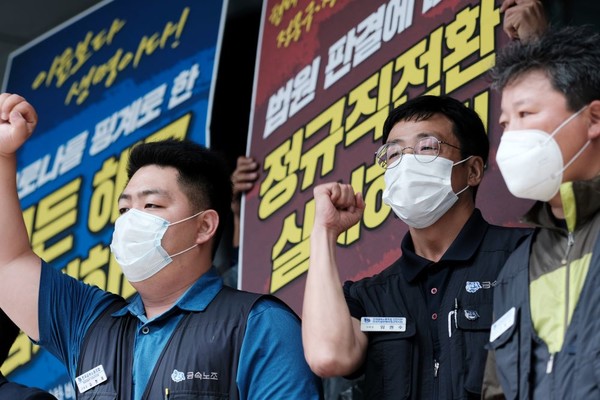  현대·기아차 비정규노동자들이 불법파견 처벌과 법원 판결에 따른 정규직 전환을 요구하는 농성을 시작하면서 기자회견을 하고 있다. <정기훈 기자>