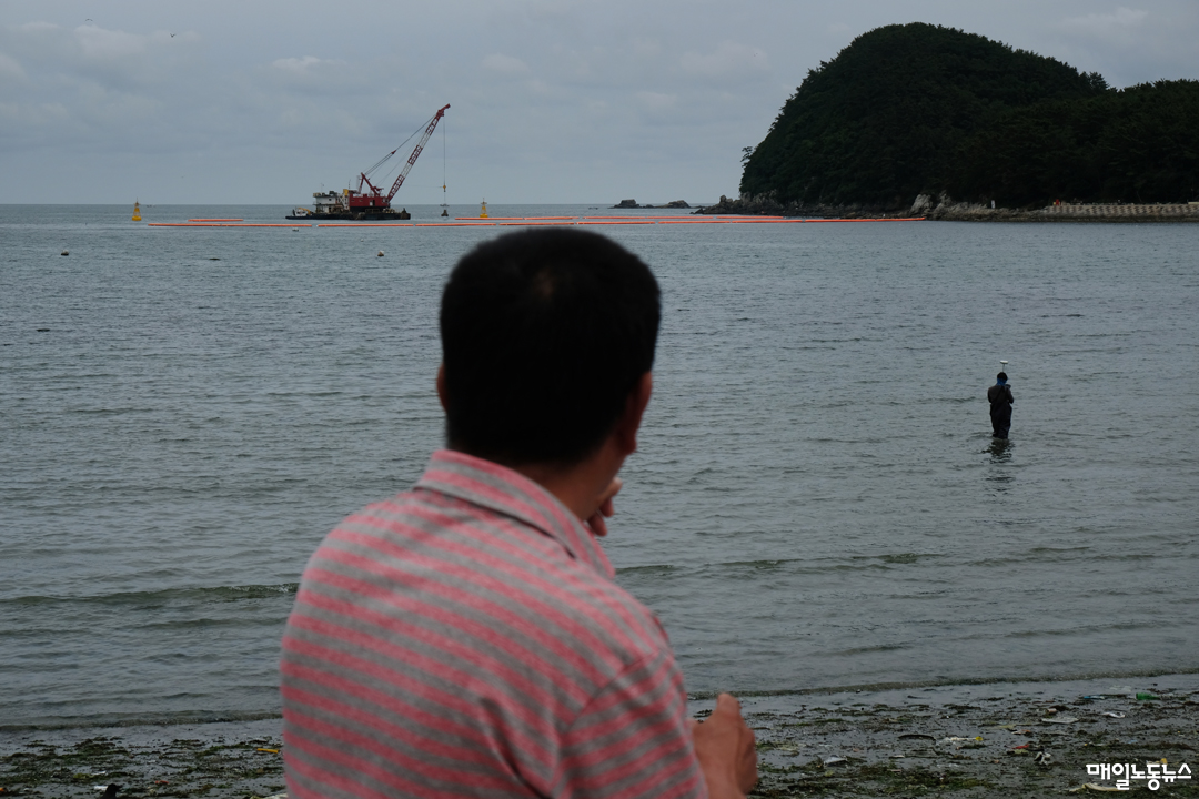 세월호 구조 활동에 참여했던 민간잠수사 김순종씨가 2022년 7월13일 <매일노동뉴스>와 인터뷰 중 바다를 바라보고 있다. <자료사진 정기훈 기자>