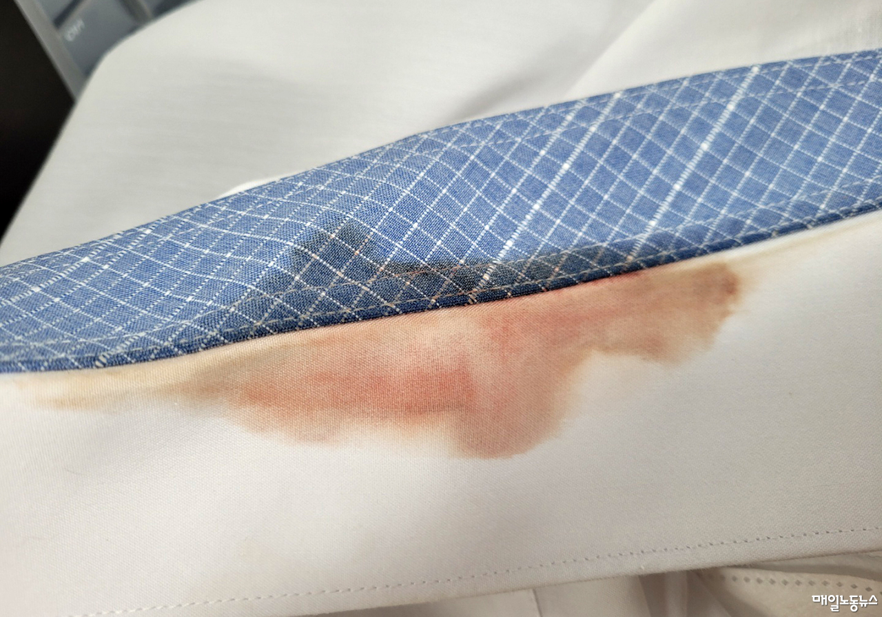 경북의 한 도립대 겸임교수 이아무개씨가 2022년 5월 제자이자 스타트업 직원 김동수씨의 머리를 휴대전화로 수십 차례 내리쳐 김씨의 셔츠에 피가 묻은 모습. <김동수씨 제공>