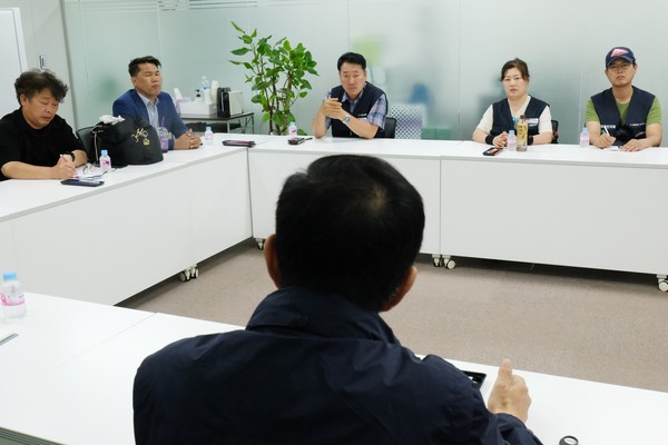 화섬식품노조 서울봉제인지회가 29일 서울시 노사민정협의회를 항의 방문해 이원철 협의회 사무국장(뒷모습)과 얘기 나누고 있다.