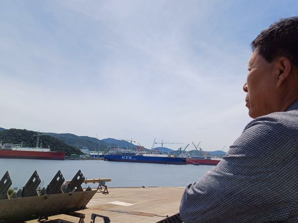 ▲ 지난해 삼성중공업을 불공정거래행위로 신고한 서세원(66) 태원기업 대표가 먼발치에서 삼성중공업 조선소를 바라보고 있다. <이재 기자>