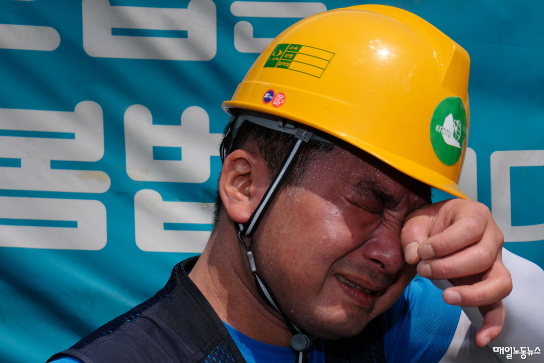 건설현장 폭염 대책 마련을 요구하는 기자회견 자리에서 사회를 맡은 이가 땀 훔치느라 바쁘다. 시선을 강탈했다. <정기훈 기자>