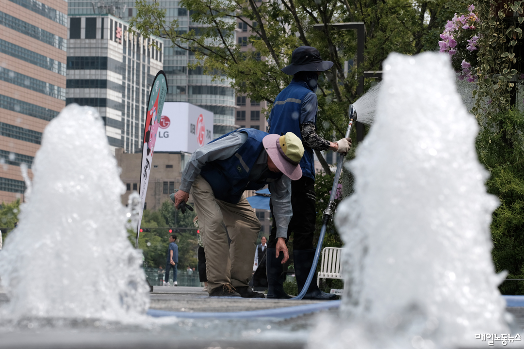 여름, 조경 관리 노동자들이 바빠질 때다. 꽃과 나무에 물 주느라 땀흘린다. 귀한 그늘을 한뼘 더 키우는 중이다. <정기훈 기자>