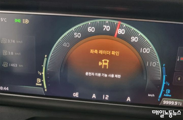 진해 화물노동자 권영민(50)씨의 FH500 볼보트랙터 차량에서 오류 메시지가 떠있다. <권영민씨 제공>