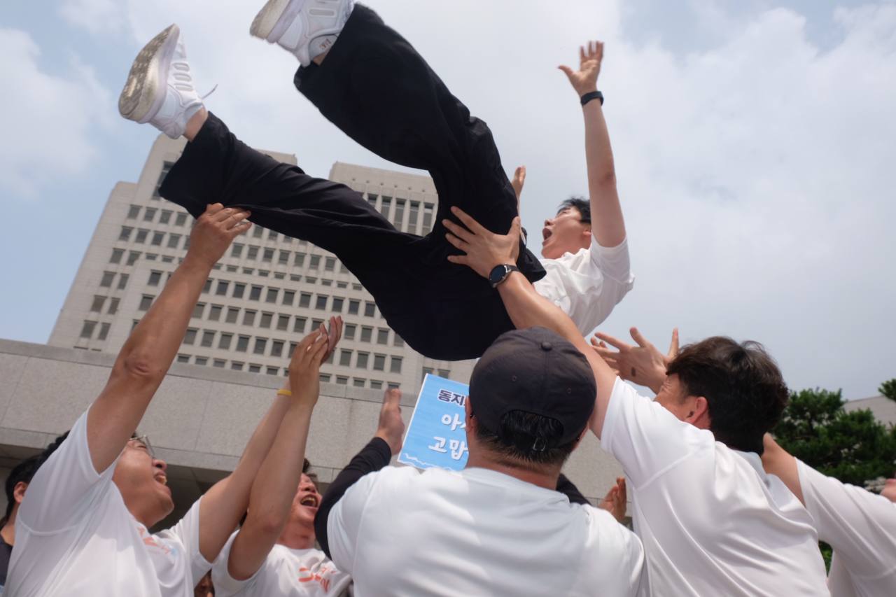 ▲ 금속노조 아사히글라스사내하청지회 조합원들이 11일 오전  대법원 판결이 나온 뒤 환호하고 있다. <정기훈 기자>