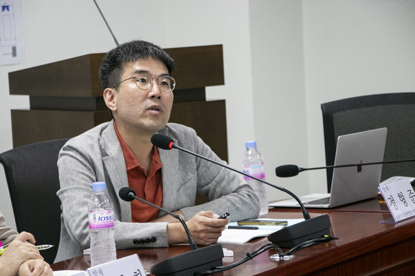 정형준 보건의료단체연합 정책위원장은 우리나라 의료체계는 민간이 중심이 된 시장의료로 규정하고 윤석열 정부의 최근 의료정책은 이를 더욱 부추기고 있다고 비판했다. <노동과세계>