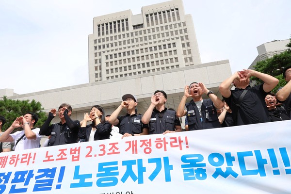 25일 현대자동차 울산공장 1·2차 사내 하청업체 노동자 32명이 현대자동차를 상대로 낸 근로에 관한 소송 상고심에서 승소한 노동자들이 함성을 외치고 있다. <윤성희 기자>