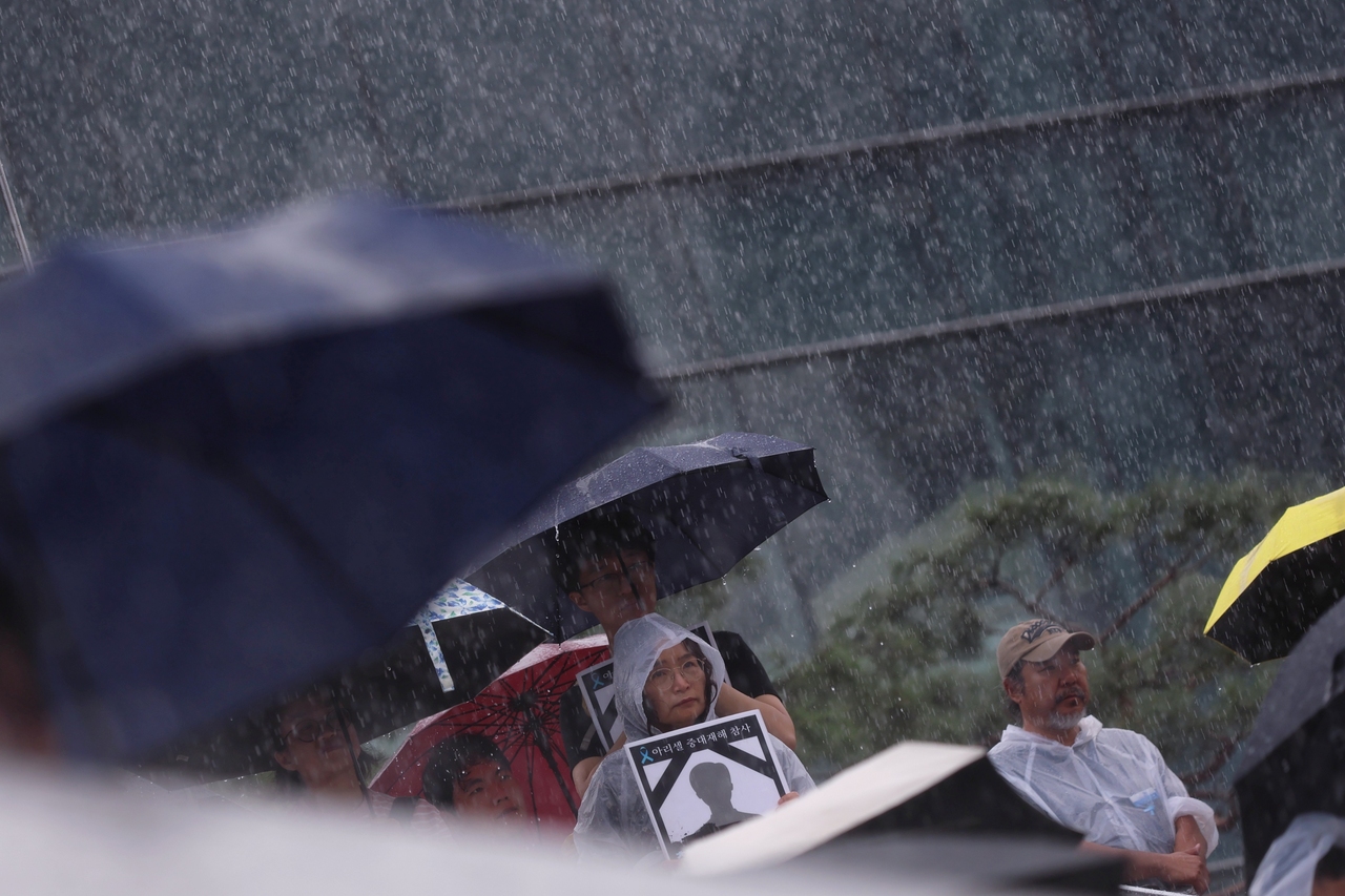 시민문화제에 참여한 아리셀 참사 유가족들과 시민, 종교인, 노동사회단체들이 추모공연을 보며 진상규명과 책임자 처벌을 촉구하고 있다. <윤성희 기자>
