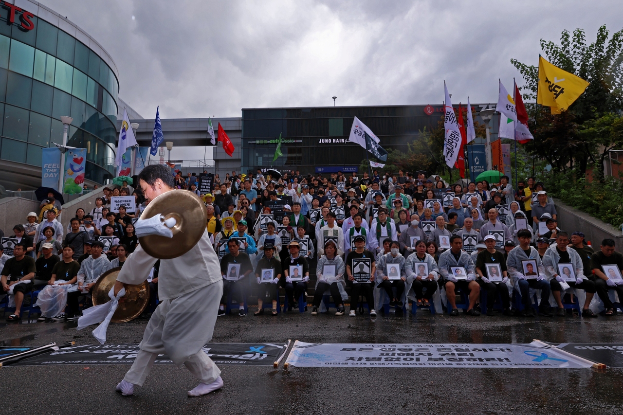 ▲ 시민문화제에 참여한 아리셀 참사 유가족들과 시민, 종교인, 노동사회단체들이 추모공연을 보며 진상규명과 책임자 처벌을 촉구하고 있다. <윤성희 기자>