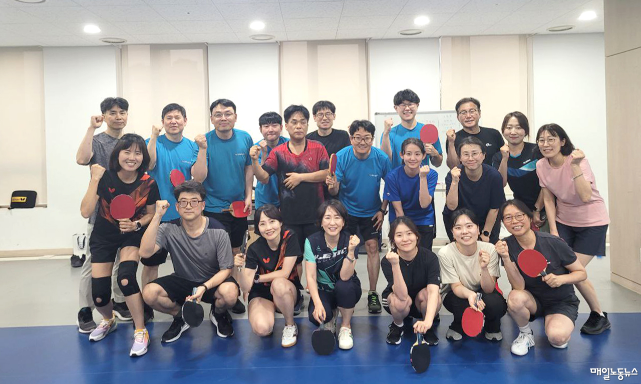 ▲ 고용노동부 탁구동호회 ‘오늘 탁구나~!’는 올해 4월 열린 36회 중앙행정기관 탁구동호인대회에서 우승을 거머줬다.(사진 아랫줄 왼쪽 첫 번째가 김보경 고용노동부 사무관) <고용노동부 탁구동호회 ‘오늘 탁구나~!’ 제공>