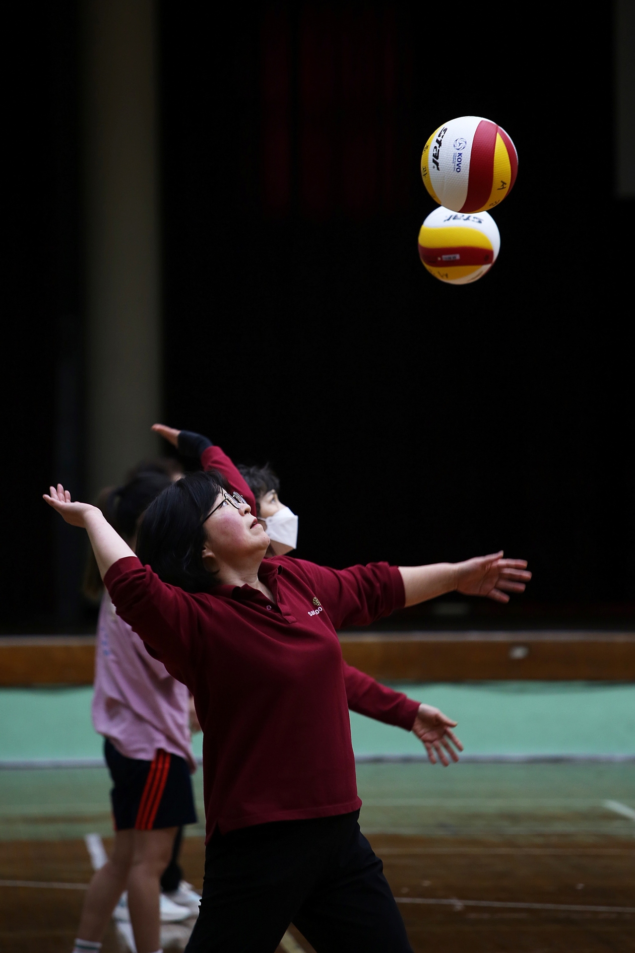 ▲ 연세대 청소, 시설관리노동자들과 학생들이 연세대 대운동장에서 호호체육관 농구수업을 함께하고 있다. <윤성희 >