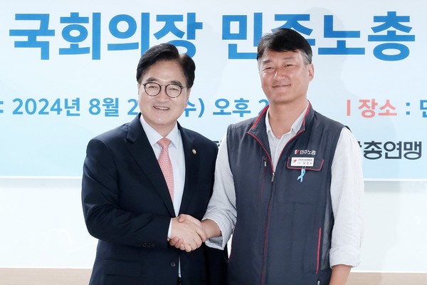 우원식 국회의장(왼쪽)이 21일 서울 중구 민주노총을 찾아가 양경수 위원장과 간담회를 하기에 앞서 기념촬영하고 있다. <정기훈 기자>