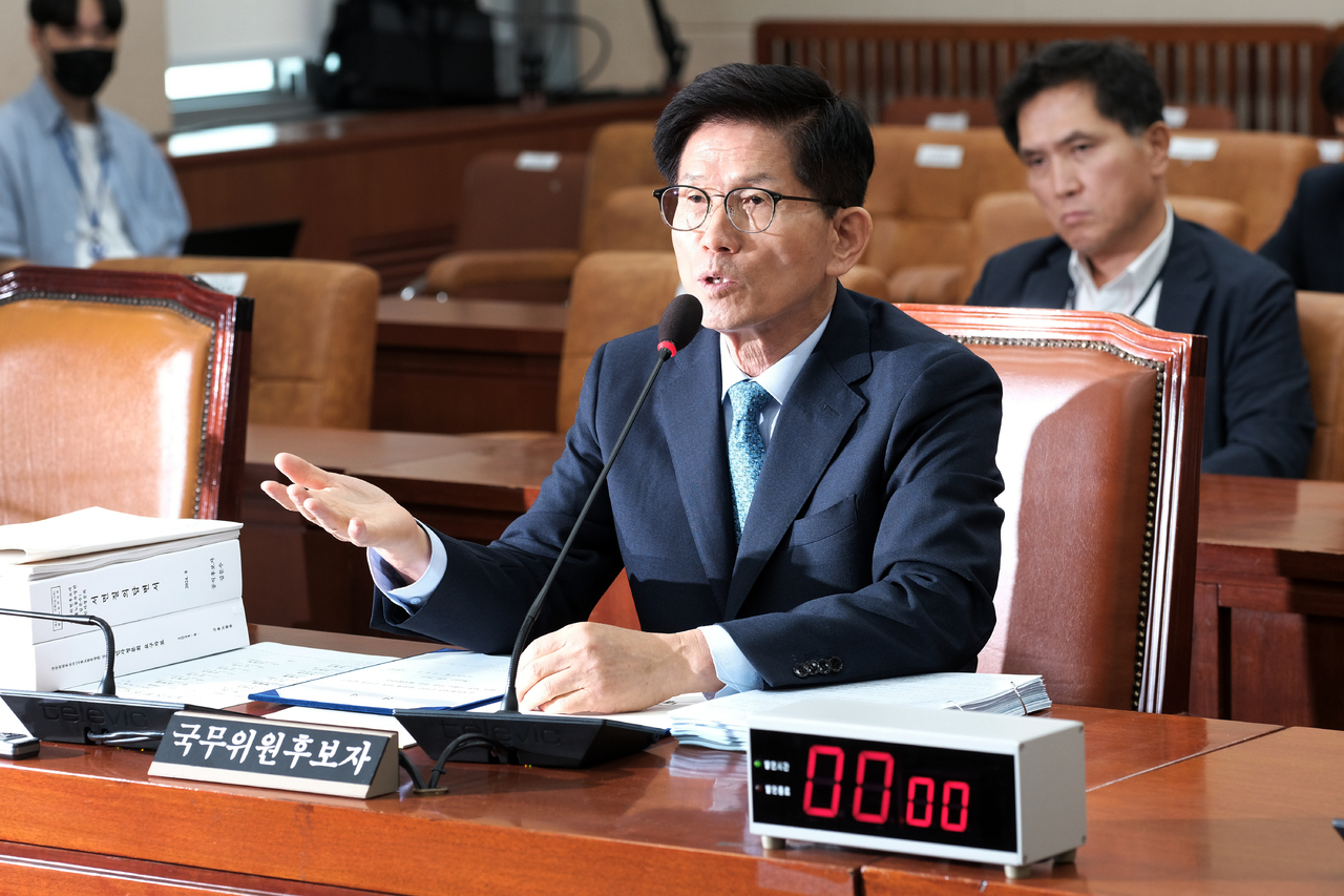 김문수 고용노동부장관 후보자가 26일 국회에서 열린 인사청문회에서 위원의 질의에 답하고 있다. <정기훈 기자>