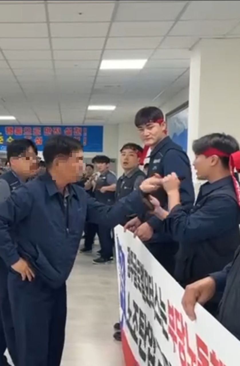 ▲ 지난 25일  광주글로벌모터스 노사 상견례 전 노조 선전전 도중 사측 관계자와 지회 조합원들이 충돌하고 있다. <금속노조 광주글로벌모터스지회>