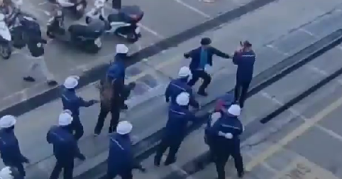 ▲ 하얀 헬멧을 쓴 현대중공업 사용자쪽 경비대가 금속노조 현대중공업지부 조합원을 구타하는 모습. <금속노조>