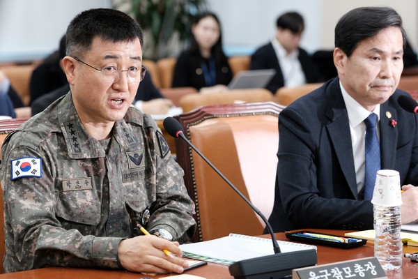 ▲ 5일 윤석열 대통령의 비상계엄 선포·해제 경위를 파악하기 위해 열린 국회 국방위원회 전체회의에서 지난 3일 비상계엄 때 계엄사령관을 맡았던 박안수 육군참모총장과 국방부 김선호 차관이 출석해 의원의 질의에 답하고 있다. 