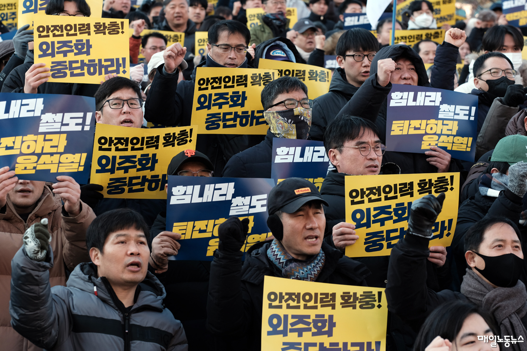 파업 중인 철도노조 조합원과 시민사회단체 회원들이 9일 서울역사 앞에서 “힘내라 철도! 퇴진하라 윤석열!” 철도파업 지지 문화제​를 하고 있다. <정기훈 기자>