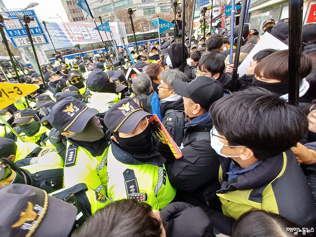 ▲ 12일 오후 민주노총 확대간부 결의대회 이후 행진하던 민주노총 조합원들이 용산구 남영사거리에서 집회와 행진 장소를 경찰에 항의해 바리케이트를 밀고 행진을 강행했다. <이재 기자>